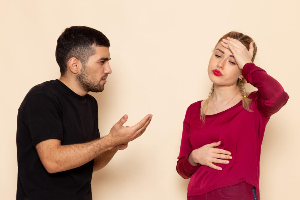 jóvenes discutiendo